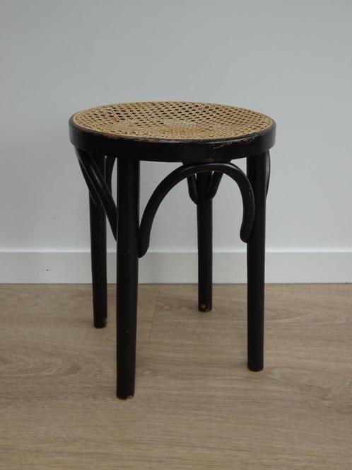 Vintage zwart houten krukje met rotan zitting, Huis en Inrichting, Krukjes, Gebruikt, Hout, Ophalen
