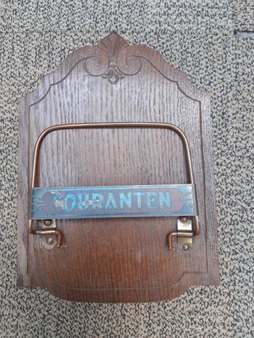 ouderwetse krantenhouder beschikbaar voor biedingen