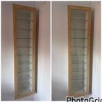 2x vitrinekast Bertby met glazen planken, Huis en Inrichting, Ophalen, Minder dan 50 cm, Met deur(en), Glas