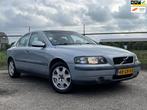 Volvo S60 2.4 Airco Trekhaak APK tot november 2025!, Stof, Gebruikt, Zwart, Metallic lak