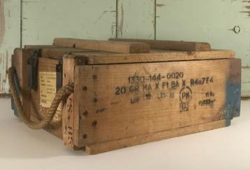 Vintage Franse munitiekist legerkist met grepen van touw beschikbaar voor biedingen