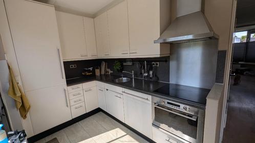 Complete keuken inclusief apparatuur, Huis en Inrichting, Keuken | Complete keukens, Gebruikt, Hoekkeuken, Wit, Kunststof, Ophalen