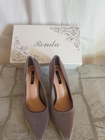 Gave grijze veloerse pumps. Mt 35+36+37+38+39+40. Merk Renda beschikbaar voor biedingen