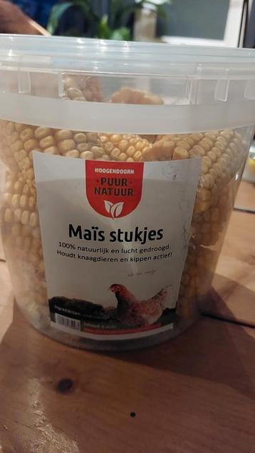 Mais stukjes, kippensnack beschikbaar voor biedingen
