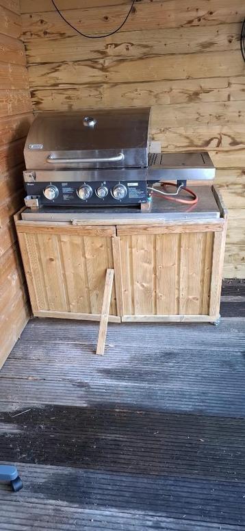 Te koop gasbarbecue incl. verrijdbare houten kast.  beschikbaar voor biedingen