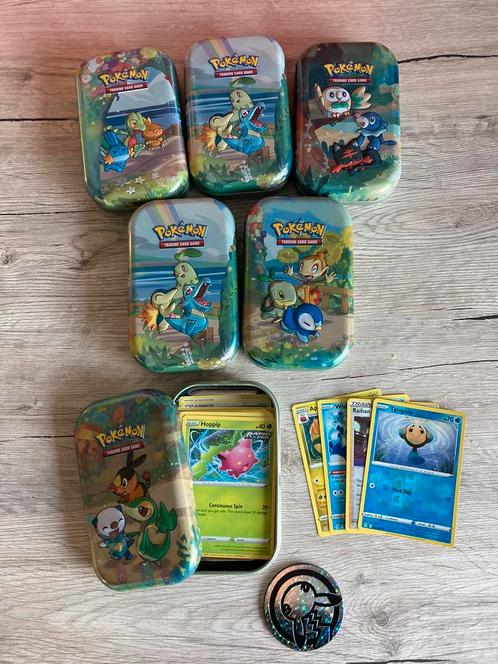 Pokémon celebration mini tin met kaarten, Hobby en Vrije tijd, Verzamelkaartspellen | Pokémon, Zo goed als nieuw, Meerdere kaarten