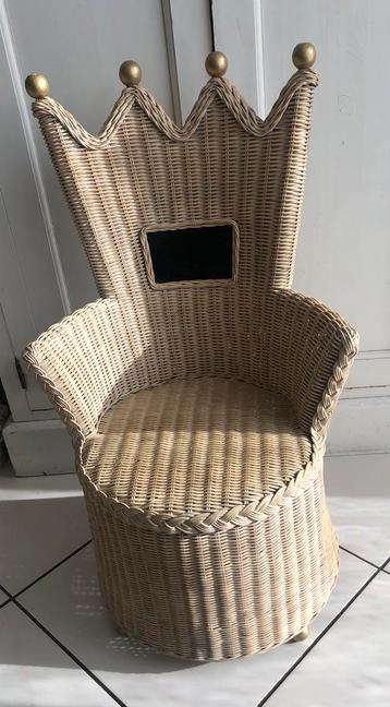Hele mooie rieten kinderstoel troon met gouden accenten beschikbaar voor biedingen