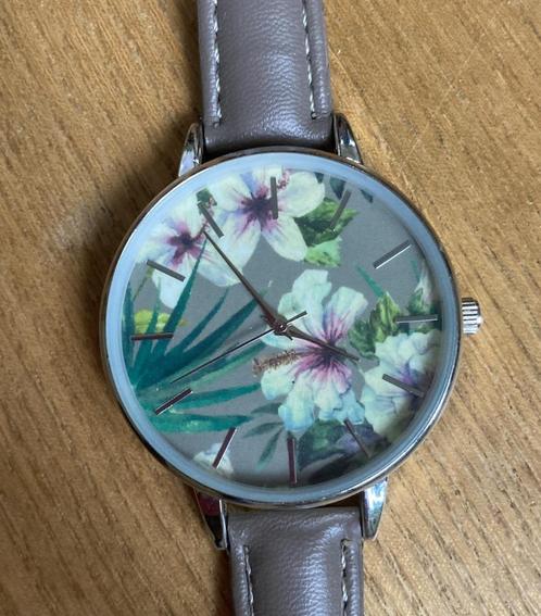 Polshorloge true SPIRIT met bloemen op de wijzerplaat, Sieraden, Tassen en Uiterlijk, Horloges | Dames, Zo goed als nieuw, Polshorloge