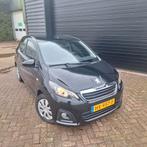 Peugeot 108 1.0 12V E-vti 51KW 5DR 2015 Zwart, Auto's, Voorwielaandrijving, Stof, 4 stoelen, Zwart