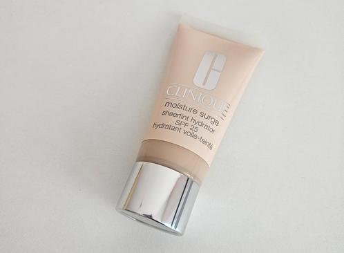 Clinique Moisture Surge Sheertint Hydrator in 1 Very Light, Sieraden, Tassen en Uiterlijk, Uiterlijk | Cosmetica en Make-up, Zo goed als nieuw