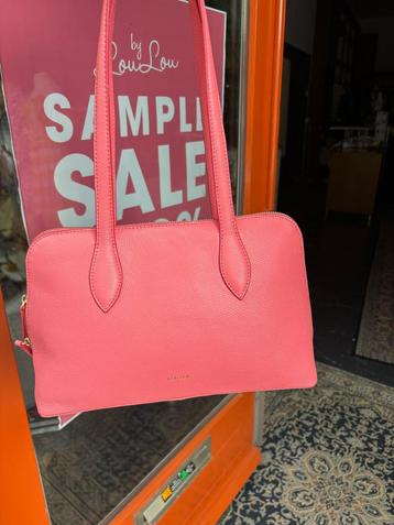Grote vintage kleding sale beschikbaar voor biedingen