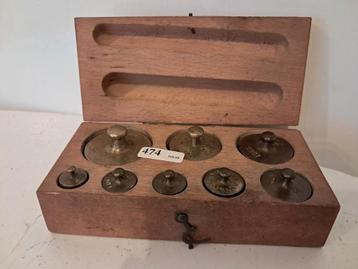 Antieke Gewichten Set in Houten Kist beschikbaar voor biedingen