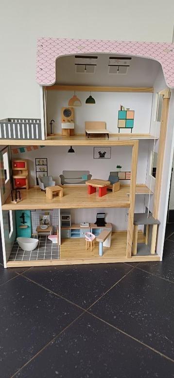 Groot, stevig en mega schattig houten poppenhuis met meubels beschikbaar voor biedingen