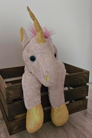 Unicorn met teugels om paard te rijden. beschikbaar voor biedingen