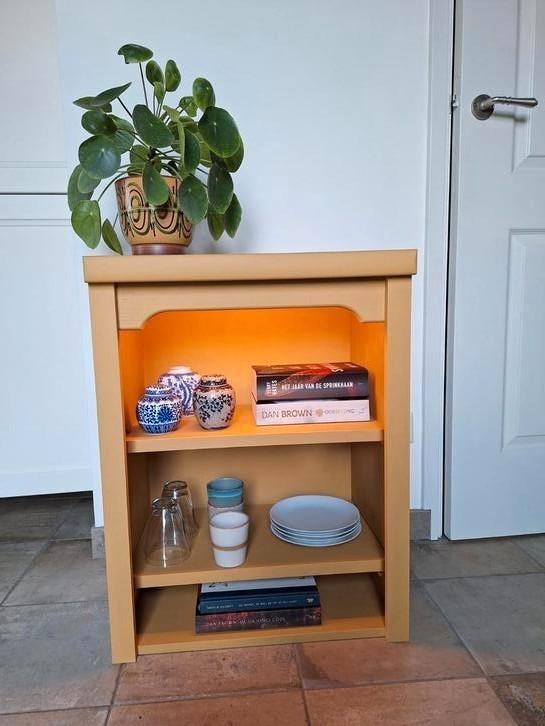 Open kastje met verlichting in okergeel, Huis en Inrichting, Kasten | Boekenkasten, Zo goed als nieuw, 50 tot 100 cm, Minder dan 100 cm