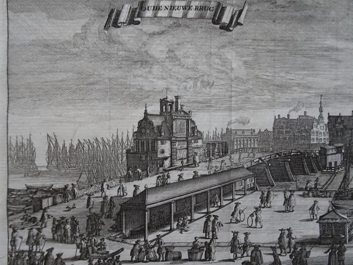 Gravure Oude nieuwe brug Amsterdam, C. Commelin 1726, Antiek en Kunst, Kunst | Etsen en Gravures, Verzenden