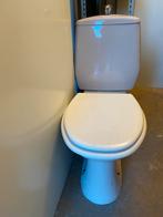 Staande beige toilet met reservoir, Doe-het-zelf en Verbouw, Sanitair, Ophalen, Gebruikt, Toilet