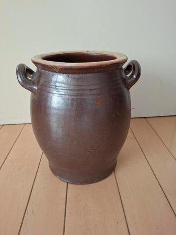 Aardewerk pot beschikbaar voor biedingen