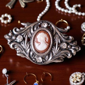 Broche na klassiek voorbeeld, camee beschikbaar voor biedingen