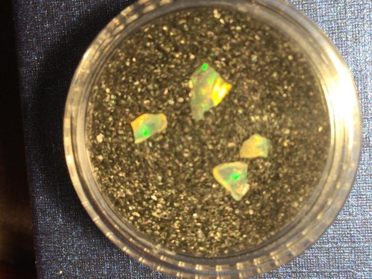 kleine stukjes zeer kleurrijk Ethiopisch opaal verzamelen, Verzamelen, Mineralen en Fossielen, Mineraal, Ophalen of Verzenden