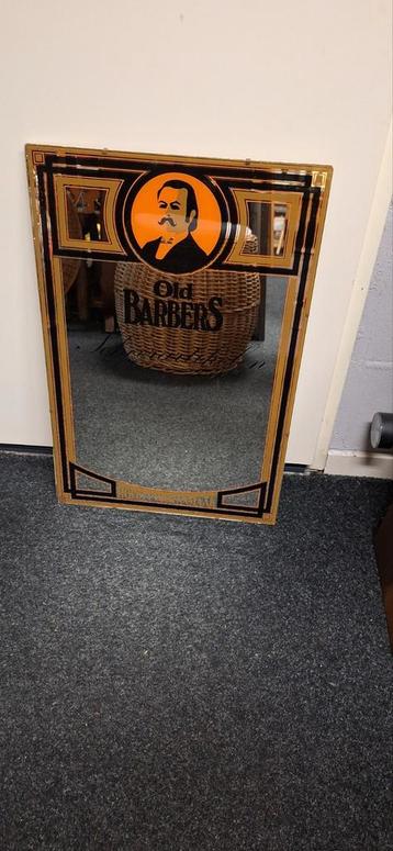 Mooie Vintage spiegel voor kapsalon of mancave beschikbaar voor biedingen