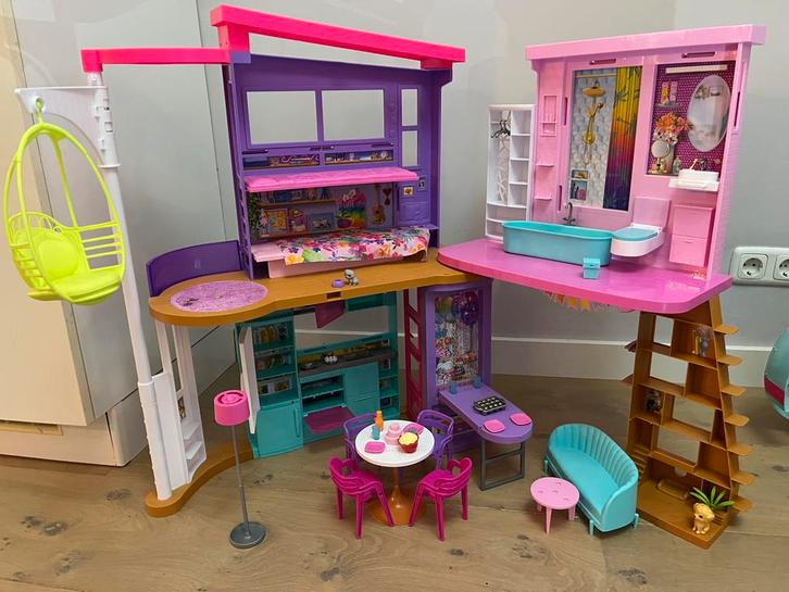 Barbie Malibu Huis - 2 verdiepingen met barbie meubels, Kinderen en Baby's, Speelgoed | Poppenhuizen, Zo goed als nieuw, Poppenhuis