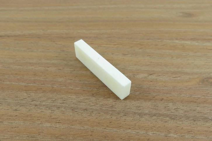 Blanke benen gitaar topkam / Bone Guitar Nut Blank, Muziek en Instrumenten, Instrumenten | Onderdelen, Nieuw, Elektrische gitaar