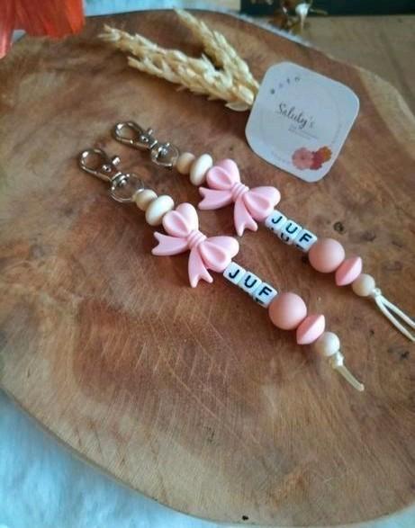 Nieuw • cadeautje juf • Sleutelhanger Strikje, Verzamelen, Sleutelhangers, Nieuw, Knuffel of Figuurtje, Ophalen of Verzenden