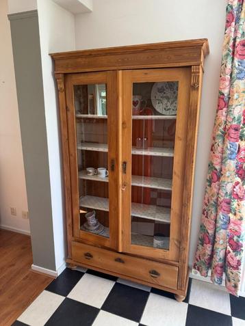 Brocante Vitrinekast beschikbaar voor biedingen