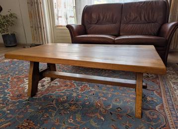 Massief eiken salontafel in uitstekende staat beschikbaar voor biedingen