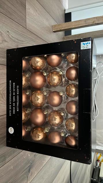 Glazen kerstballen beschikbaar voor biedingen