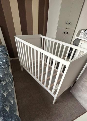 Babybedje met matras beschikbaar voor biedingen