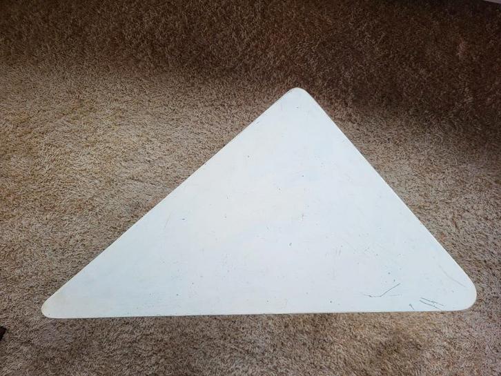 Leuk klein driehoekig bijzettafeltje, Doe-het-zelf en Verbouw, Plinten en Afwerking, Gebruikt, Overige typen, Overige materialen