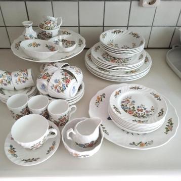 Engels aynsley  cottage garden uitgebreid servies  beschikbaar voor biedingen
