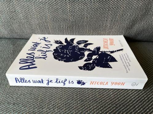 Nicola Yoon - Alles wat je lief is. ( 2016 ), Boeken, Kinderboeken | Jeugd | 13 jaar en ouder, Zo goed als nieuw, Ophalen of Verzenden