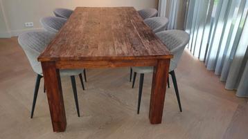 Houten eettafel beschikbaar voor biedingen