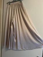 Damesbroek maat 38 - 40 goud satijn zgan, Maat 38/40 (M), Overige kleuren, Ophalen of Verzenden, Zo goed als nieuw
