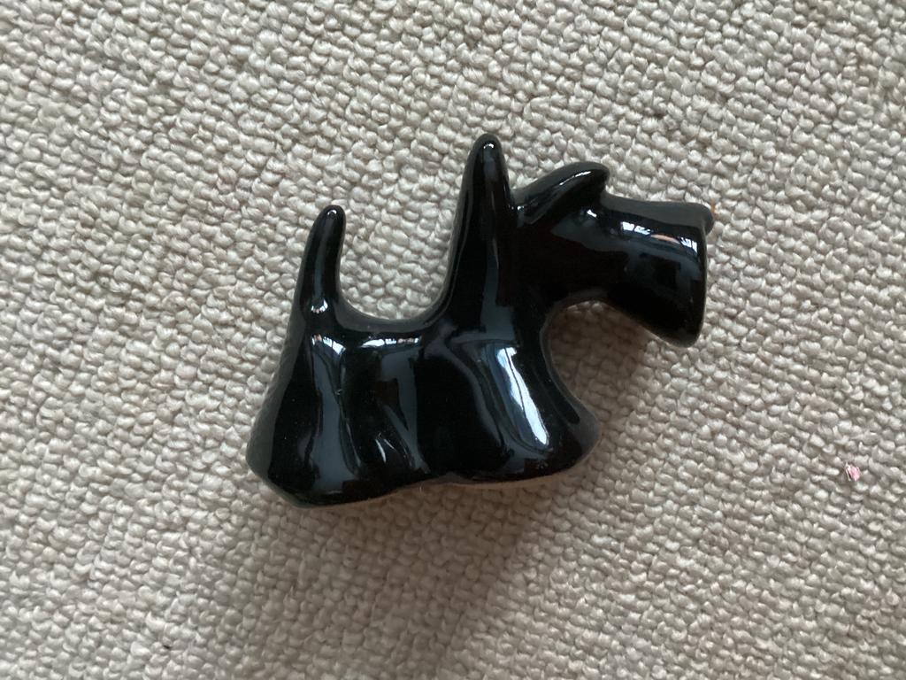 Fox terrier zwart keramiek // zoutvaatje hoog 7 cm, Verzamelen, Beelden en Beeldjes, Ophalen of Verzenden, Zo goed als nieuw, Dier