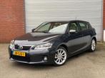 Lexus CT 200h Hybrid| LEER| NAVI| NAP| NEW APK| CAMERA, Auto's, Lexus, Nieuw, Origineel Nederlands, Te koop, Zilver of Grijs