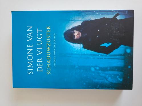 Simone van der Vlugt - Schaduwzuster, Boeken, Thrillers, Zo goed als nieuw, Nederland, Ophalen of Verzenden
