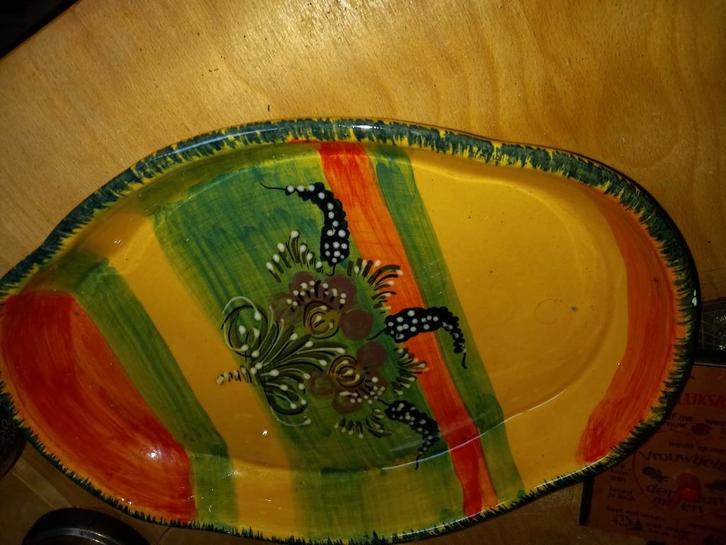 Mooi aardewerk schaal en rond koekblik en wijwater bakje, Huis en Inrichting, Woonaccessoires | Schalen en Manden, Zo goed als nieuw