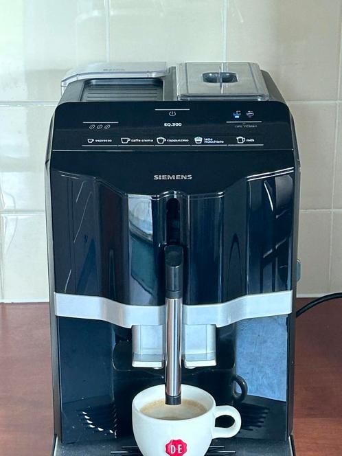 Siemens EQ300, Witgoed en Apparatuur, Koffiezetapparaten, Zo goed als nieuw, Koffiemachine, Afneembaar waterreservoir, Ophalen of Verzenden