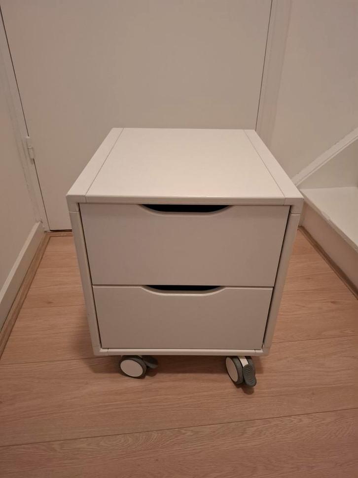 Wit nachtkastje van Flexa met lades en wielen, Huis en Inrichting, Kasten | Ladekasten, Ophalen