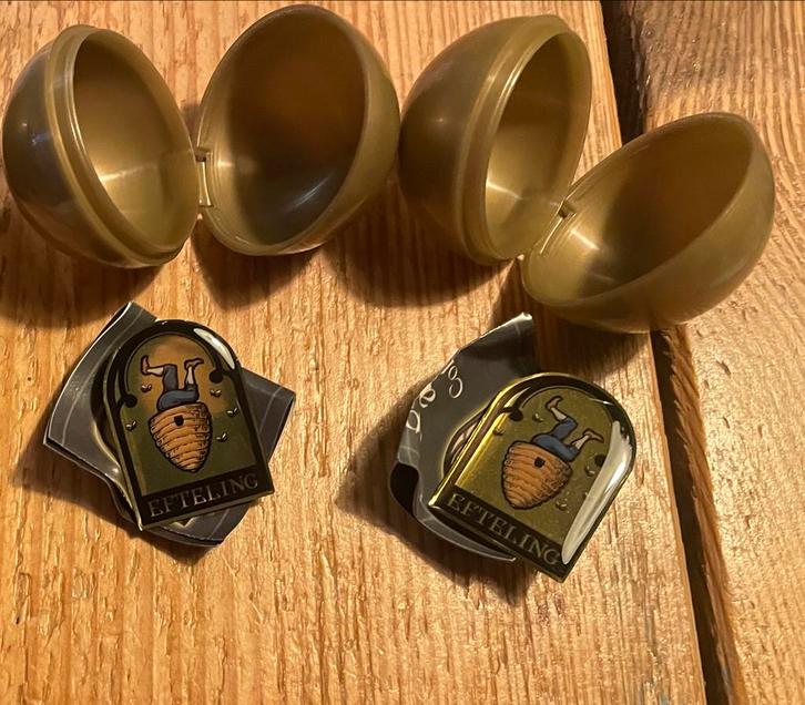 Ruilen : Efteling Pin Smidje - 2x De Soete Inval / Bijenkorf, Verzamelen, Efteling, Zo goed als nieuw, Button of Speldje, Ophalen