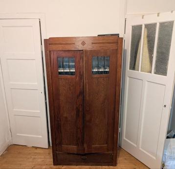 Oude kast. beschikbaar voor biedingen