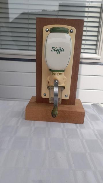 Pede koffiemolen antiek groen wit crème vintage wandmodel beschikbaar voor biedingen