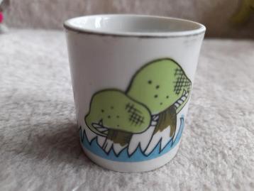 Eierdopje versierd met paddenstoelen. beschikbaar voor biedingen
