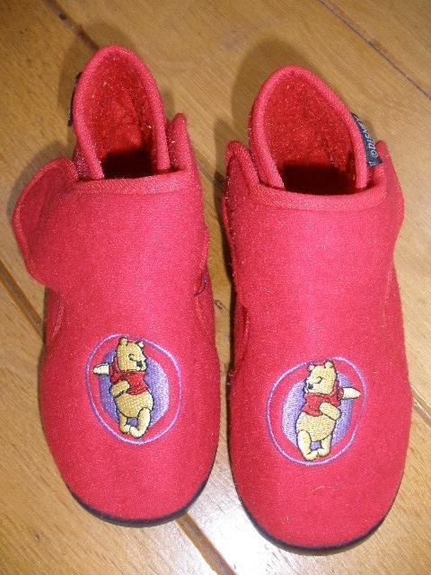 DISNEY pantoffels rood maat 29, Kinderen en Baby's, Kinderkleding | Schoenen en Sokken, Overige typen, Jongen of Meisje, Ophalen of Verzenden