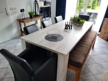 Eetkamertafel en zitbankje. beschikbaar voor biedingen