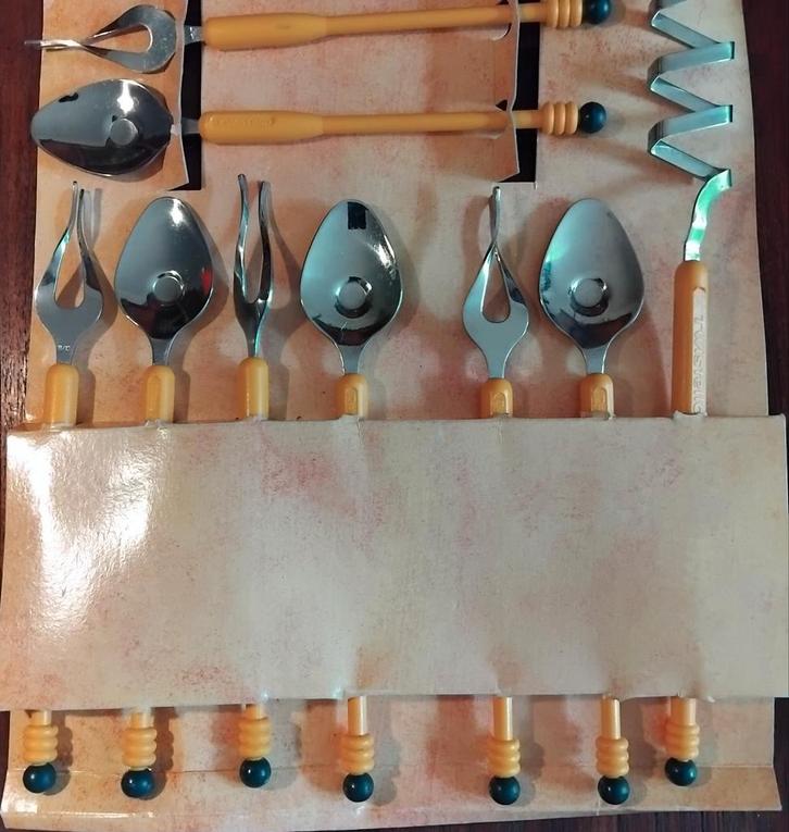 Vintage Pasta bestekset met Gele Kunststof Handvatten, Huis en Inrichting, Keuken | Bestek, Zo goed als nieuw, Bestekset, Rvs of Chroom